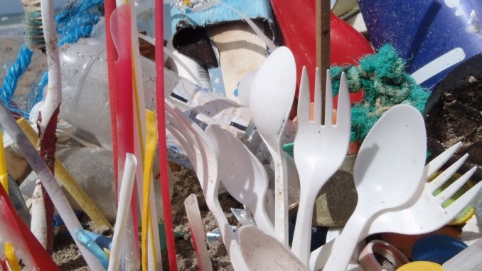 https://tomorrowsci.com/wp-content/uploads/2018/07/plastic-straws-and-plastic-cutlery-678x381.jpg