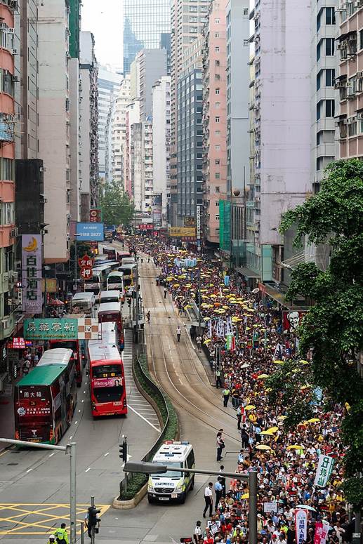 https://upload.wikimedia.org/wikipedia/commons/thumb/6/67/Protest_against_proposed_extradition_law_view_from_Wan_Chai_20190428.jpg/800px-Protest_against_proposed_extradition_law_view_from_Wan_Chai_20190428.jpg