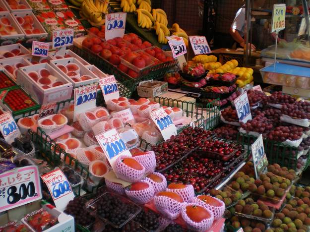 https://upload.wikimedia.org/wikipedia/commons/4/40/Ameyayokocho_Fruit_Stand.JPG