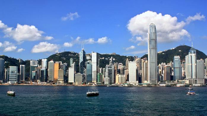 https://upload.wikimedia.org/wikipedia/commons/0/0e/Hong_Kong_Island_Skyline_2009.jpg